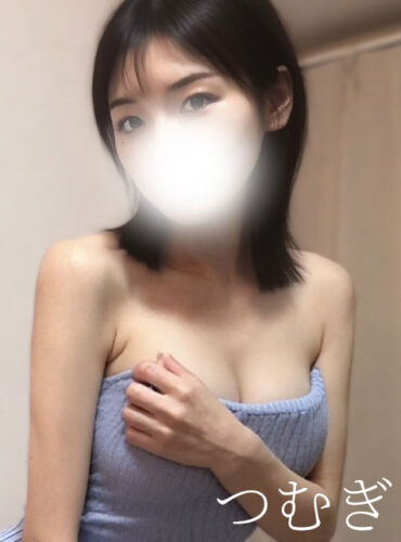 横浜センター南メンズエステCIELO | センター南シエロ Woman with short dark hair in a blue strapless top, her face blurred by a bright light as she poses indoors.