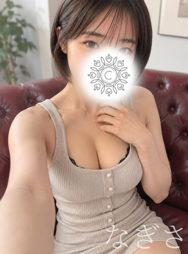 横浜センター南メンズエステCIELO | センター南シエロ Woman sitting on a red tufted couch in a beige sleeveless top, face obscured by a decorative white mandala overlay.