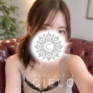 横浜センター南メンズエステCIELO | センター南シエロ Portrait of a woman taking a selfie on a red leather couch; a decorative circular logo covers her mouth, with 'MEN'S ESTHE CIELO' text overlaying the image.