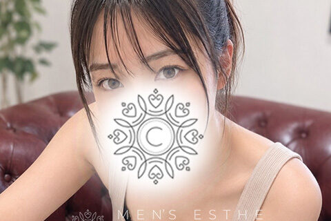 Woman with dark hair in a ponytail sits on a brown leather sofa; a glowing mandala overlay covers her mouth, with the 'MEN'S ESTHE CIELO' logo beneath.